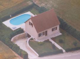 Maison de vacances pour 6 personnes avec piscine, hotel with parking in Lainsecq