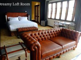 Dreamy Loft: Malang şehrinde bir otel