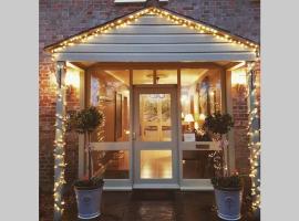 The Coach House at Lodge Farm with Hot Tub, hotel in Hilgay