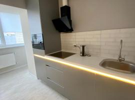 Свіжа та стильна квартира!, hotel de playa en Cherkasy