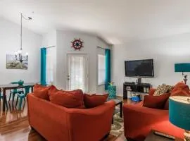Gorgeous condo, 2 bedrooms, 2 baths, with pool, minutes to Clearwater Beach