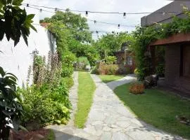 Casa c/amplio jardín, garage y parrilla.