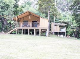 Rhino's Retreat, luxury tent in Waipapa