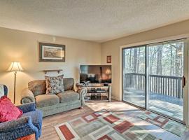 Cozy Retreat with Deck 3 Mi to DeSoto Golf Course!, majake sihtkohas Hot Springs Village