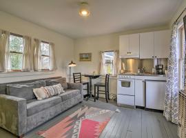 Pet-Friendly Carrboro Cottage Less Than 1 Mi to Carr Mall, holiday rental in Carrboro