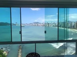 Apto com vista deslumbrante, com piscina e garagem!