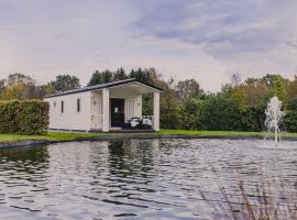 Cozy chalet on a pond, at the edge of the forest, hotel in Rijssen