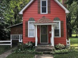 Downtown 2 Bedroom Cottage, Sleeps 6, Walking Distance to Honeywell, Downtown Restaurants, Shopping, villa in Wabash