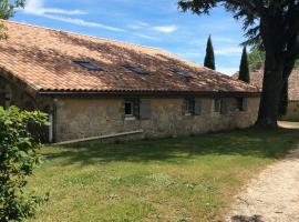 gites Les Lebes - Grange loft, hotel med parkering i Sempesserre