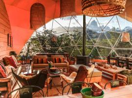 Chalten Camp - Glamping with a view: El Chalten'de bir otel