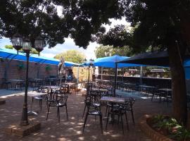 Suits Guest house & bar, hotel di Carletonville