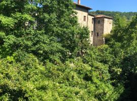 Castello del Poderetto, hotel with parking in Licciana Nardi