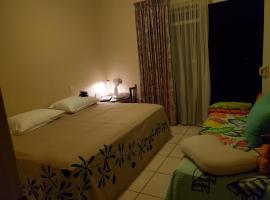 Private Room in our Home Stay by Kohutahia Lodge, 7 min by car to airport and town, cabin in Faaa