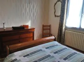 Chambre au calme et simple, cuisine à dispo