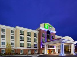 Holiday Inn Express & Suites Niagara Falls, an IHG Hotel โรงแรมใกล้ Niagara Aerospace Museum ในไนแอการาฟอลส์