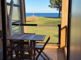 Residence Santa Lucia, studio avec piscine , vue mer et pied dans l'eau , Moriani-Plage、サンタ・ルシア・ディ・モリアニのプール付きホテル