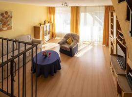 Helle 93m2 FeWo mit 2 Schlafzimmern am Edersee, pet-friendly hotel in Scheid