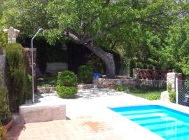 Casa rural Alojamiento Garganton, hotell med pool i Cabrita
