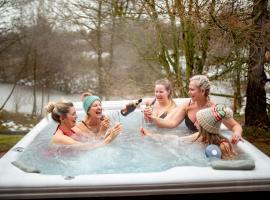 S POD VIP with HOT TUB, apartment in Bangor