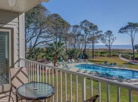 Direct Oceanfront Private Villa Overlooking Pool/Beach - South Forest Beach - Right next to Coligny Plaza, hotel a Hilton Head Island