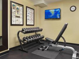 Holiday Inn Express & Suites Naples Downtown - 5th Avenue by IHG, hotel blizu aerodroma Naples Municipal - APF, 