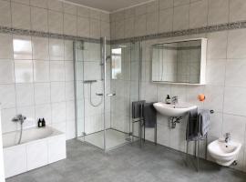 INTERGO - Zimmer mit privatem Bad & Gemeinschaftsküche, casa de hóspedes em Brackel
