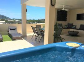 Beautiful Penthouse with Private Rooftop Spa, Gym, TV, hotel in Cairns