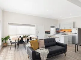 Luxury Apartments and Motel Rooms - Free Wifi - Close To Beach