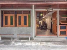 Banthat Thong Hostel