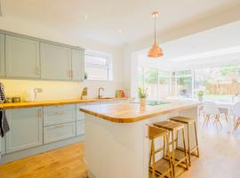 Gorgeous Luxury Chalet, New Forest & Coast &, cottage in Hordle