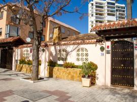 Large chalet less than 5-minute distance to the beach by easyBNB, chalet i Torremolinos