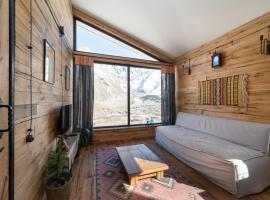 Kazbegi cabins, chalet de montaña en Kazbegi