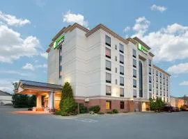 Holiday Inn Express & Suites Bloomington, an IHG Hotel