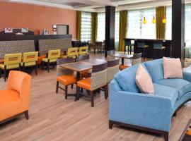 هوليداي إن إكسبريس آند سويتس أوستن ساوث، فندق في أوستن