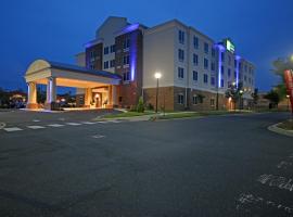 Holiday Inn Express & Suites Charlotte North, an IHG Hotel โรงแรมที่Northlakeในชาร์ล็อต