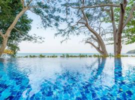 Koh Sirey Beachfront Pool Villa, hotell nära Koh Sirey-templet, Phuket stad
