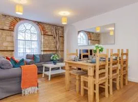 Unique and quirky central apartment with parking