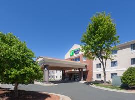 Holiday Inn Express Hotel & Suites Mebane, an IHG Hotel, готель зі зручностями для осіб з інвалідністю у місті Мебен