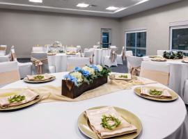 Holiday Inn Express & Suites - Madison by IHG, khách sạn ở Madison