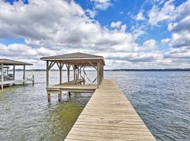 Large Waterfront Lake Palestine Home with Deck, Dock, hótel í Coffee City