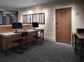 Holiday Inn Express & Suites - Elkhorn - Lake Geneva Area by IHG, ξενοδοχείο σε Elkhorn