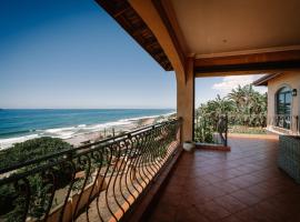 6 Bedroom Tuscan Styled Home in Umdloti Beach, hotell i Umdloti