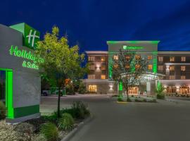 Holiday Inn Hotel & Suites Grand Junction-Airport, an IHG Hotel, hotelli, jossa on porealtaita kohteessa Grand Junction