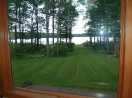 Lake Front Heated Floors Hot Tub Firepit Secluded, villa in Eldred