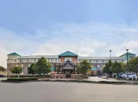 HOLIDAY INN EXPRESS & SUITES ELK GROVE CENTRAL - HWY 99, an IHG Hotel