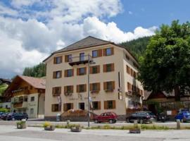 Gasthof Zum Weissen Rössl, family hotel in Sarntal