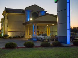 Holiday Inn Express Hotel & Suites Wauseon, an IHG Hotel، فندق مع موقف سيارات في Wauseon