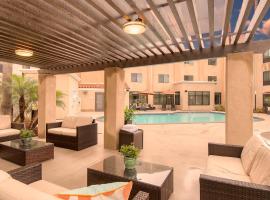 Holiday Inn Express Hotel & Suites Carlsbad Beach by IHG، فندق في كارلسباد