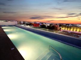 Holiday Inn Express & Suites - Playa del Carmen, an IHG Hotel, מלון בפלאייה דל כרמן
