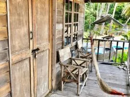 Beachfront Hut Downstairs Astra - Beach Shack Chalet